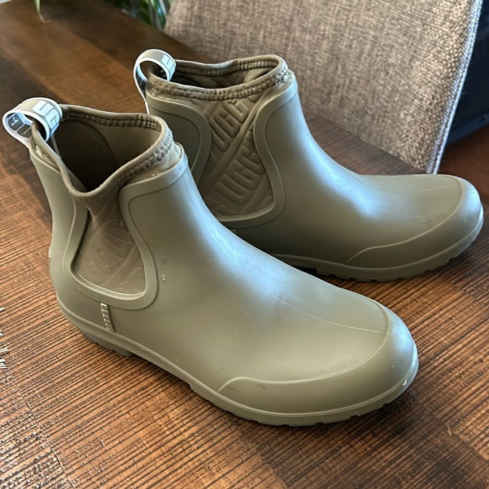 Super cute green UGG rain Booties